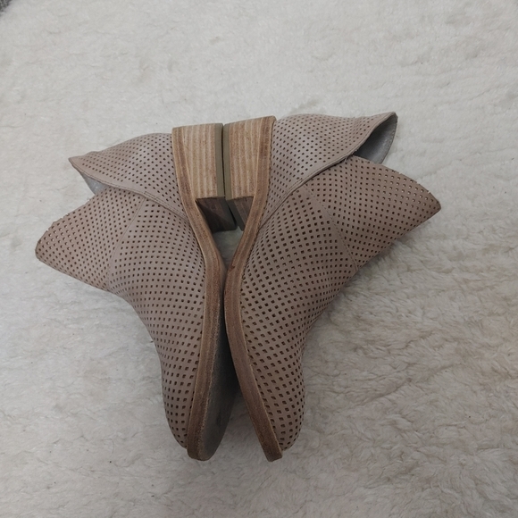 EILEEN Fisher Perforated Leather Ankle Boots 6 - Picture 5 of 15